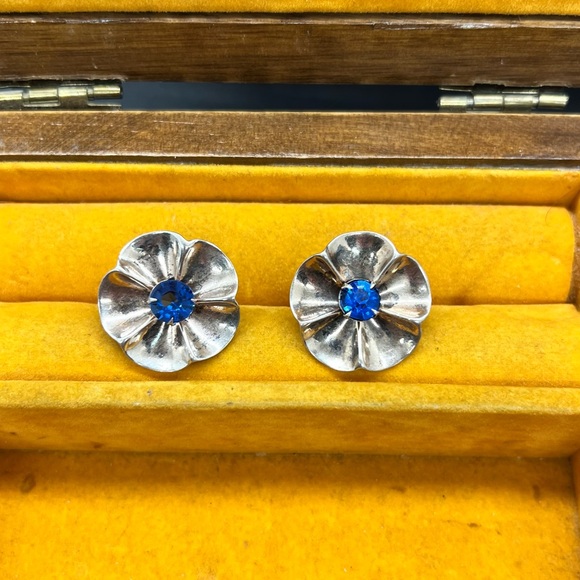 Vintage Silver Flower Shaped Earrings | Screw Back - Picture 13 of 13